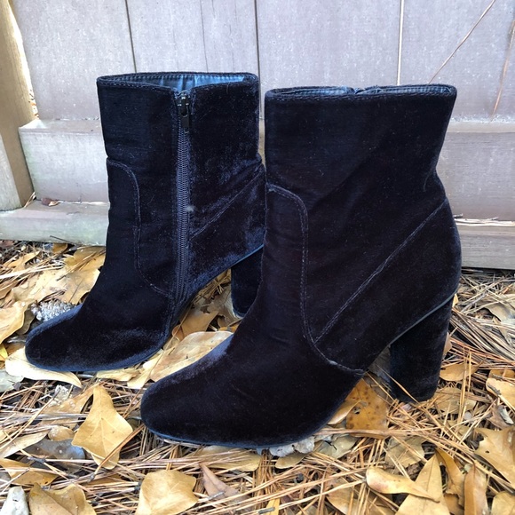 Boutique black velvet trendy circle block booties - Picture 2 of 8